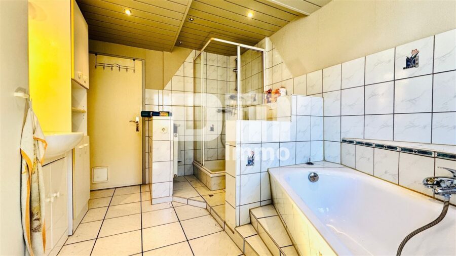 (R)eserviert!Charmanter Wohntraum mit Tradition und Weitblick - OG Bad / Wanne / Dusche